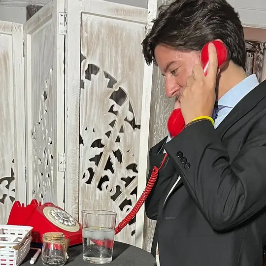 foto del teléfono audiolibro en uso