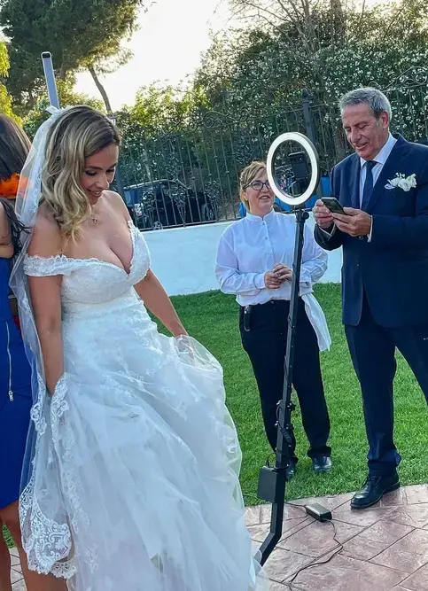 Novia usando nuestro fotomatón 360